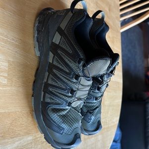 Men’s Salomon shoe with quick tie laces 9.5 M